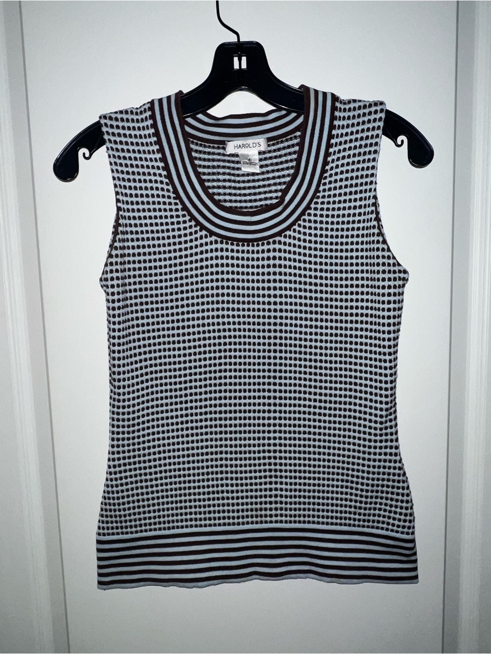 Classic Harold’s Sleeveless Unique Geometric pattern Knit Top Brown/Sky blue